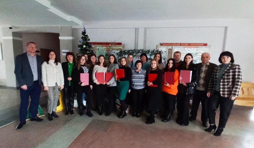 Фото біля факультетської ялинки після успішного захисту магістерських робіт магістрантами спеціальності 014.05. Середня освіта (Біологія та здоров'я людини)